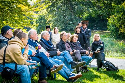 groep mensen zitten in een park