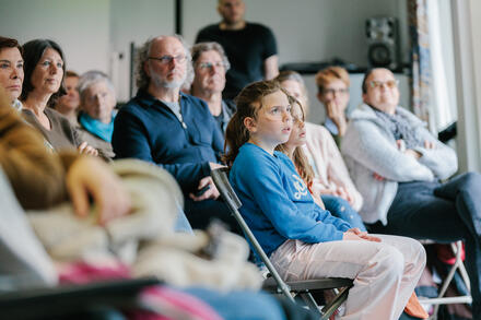 mensen zitten op een stoel