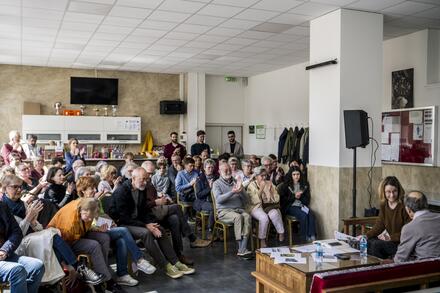 mensen zitten op stoelen in rijen