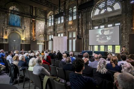 rijen zittende mensen