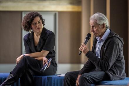 vrouw en man met microfoon