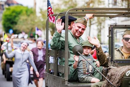 Volwassene en kind in legervoertuig