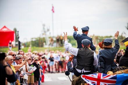 Mensen wuiven vanop en naar voertuig