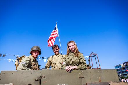 Drie mensen op voertuig