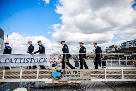 Leden van de marine wandelen over loopbrug