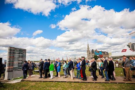 Mensen in rij voor monument