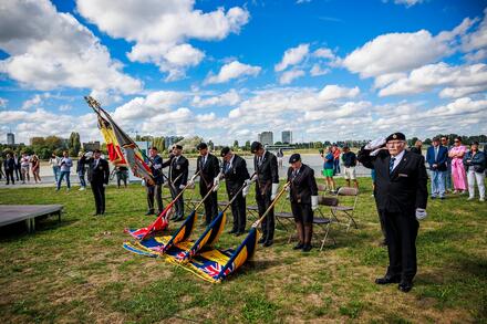Mensen brengen militaire groet