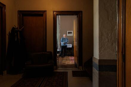 Man gezien door een deur