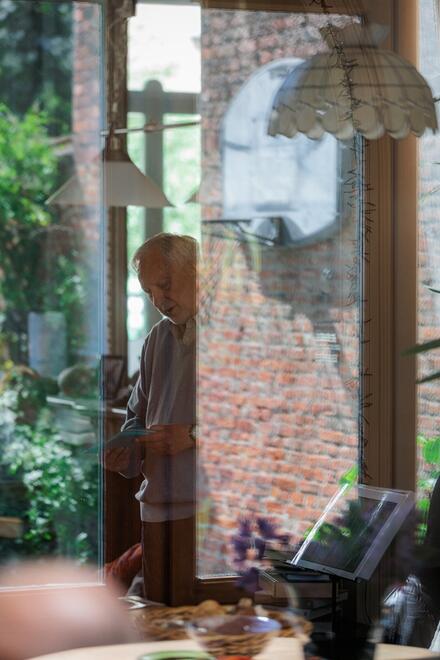 Man gezien door raam