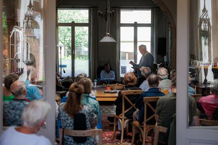 Man gezien door deur en toehoorders
