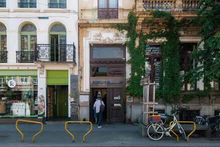 iemand stapt binnen in gebouw