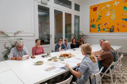 Mensen zitten rond een tafel