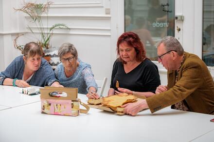 Mensen aan een tafel met iets om te eten