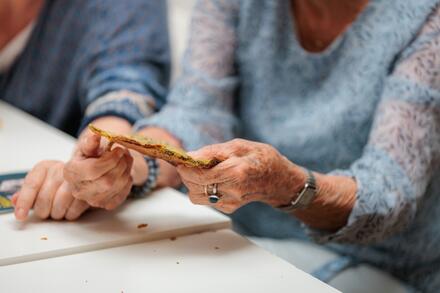 Handen met iets om te eten