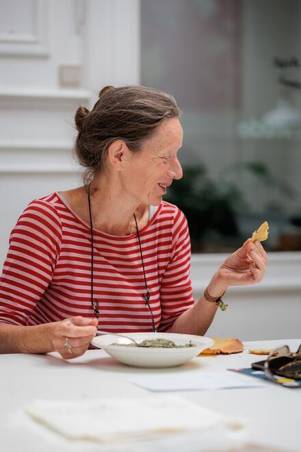 Vrouw kijkt naar stukje brood