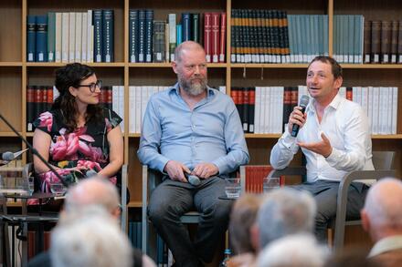 spreker en 2 toehoorders