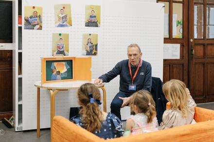 volwassene vertelt aan kinderen