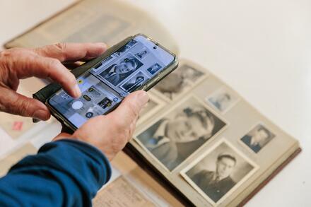 persoon neemt foto van oud fotoalbum