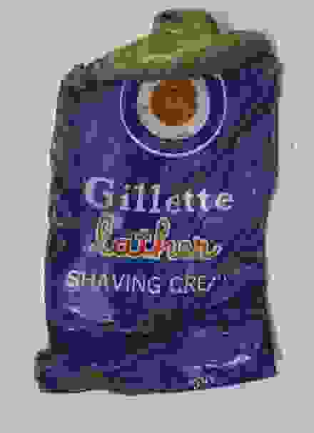 Een oude verpakking van Gillette shaving cream.