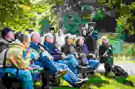 groep mensen zitten in een park