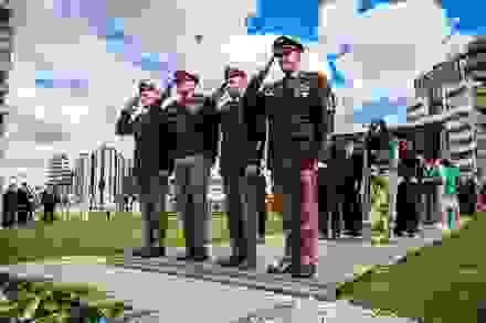 Militairen groeten