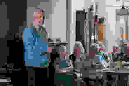 Man met toehoorders
