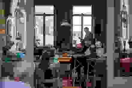 Man gezien door deur en toehoorders
