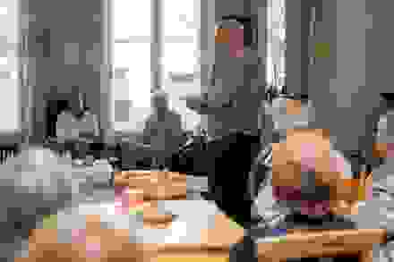 Man met toehoorders