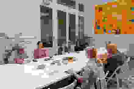 Mensen zitten rond een tafel