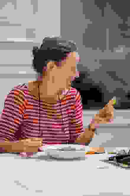 Vrouw kijkt naar stukje brood