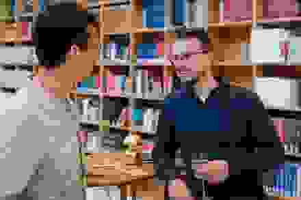2 mensen in gesprek