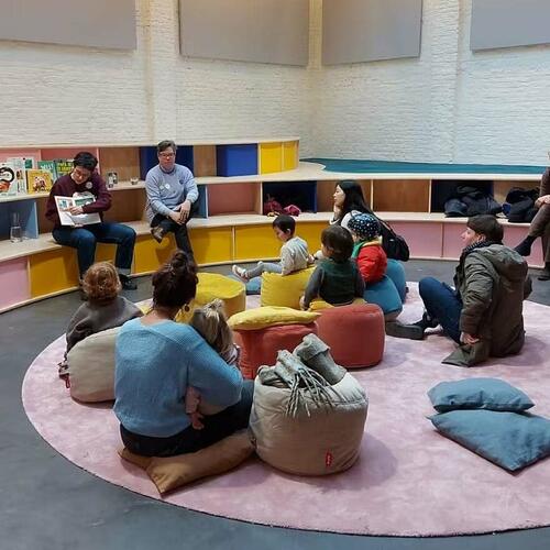 Volwassenen en kinderen op de grond, 2 volwassenen op een bank