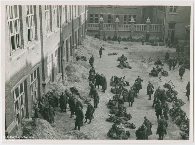 Soldaten op de binnenplaats van een school