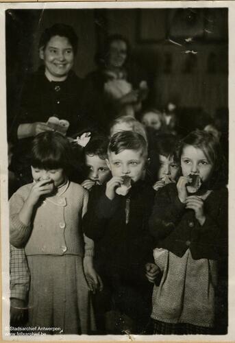 Kinderen eten een koek of brood.