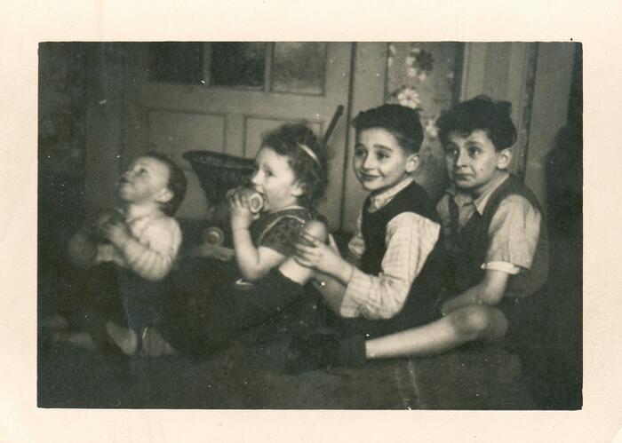 Vier kinderen op een rijtje