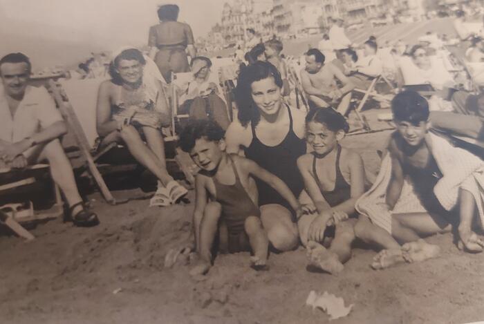 Verschillende volwassenen en kinderen op het strand