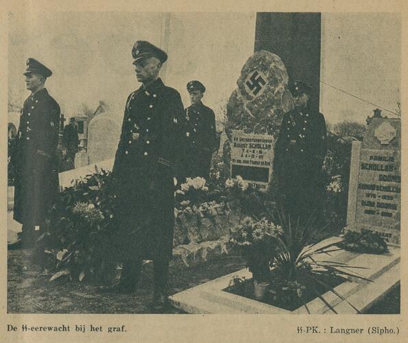 Retrofoto van geüniformeerde mannen bij graf met nazisymbolen