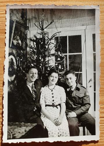 José Walgraeve met haar broer en een Canadese soldaat