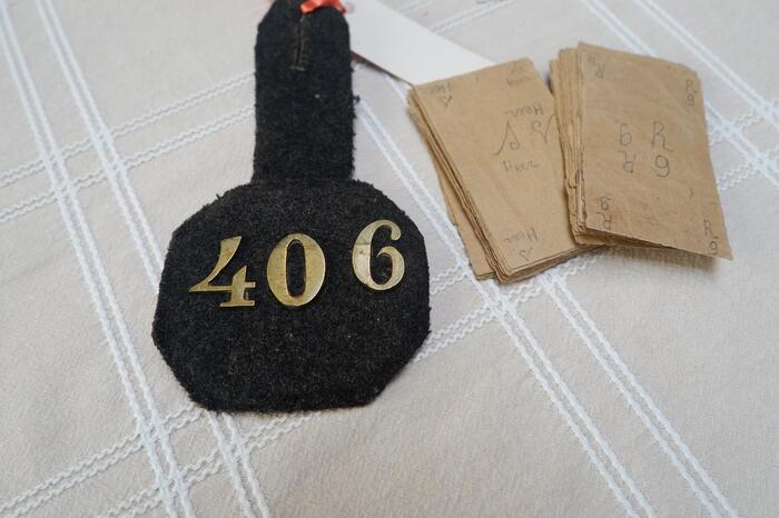 Badge met nummer en zelfgemaakte speelkaarten