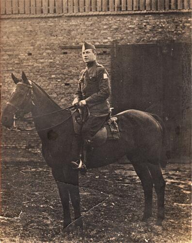 Man in uniform op paard