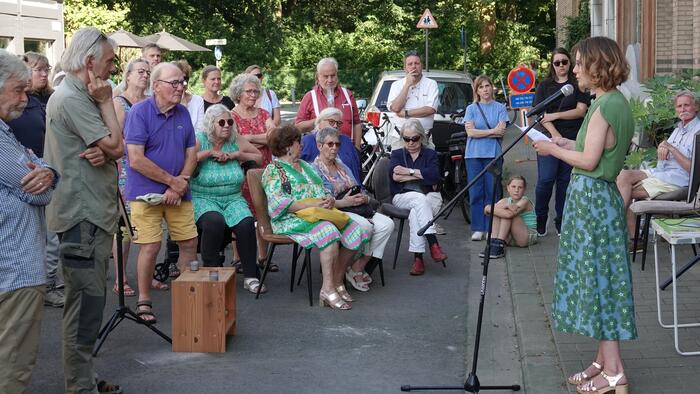 Zittende en staande mensen luisteren naar violiste