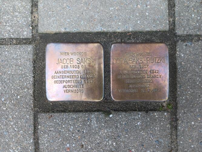 2 plaatsjes in de stoep, voor Jacob Saks en Dora Saks-Rutzki