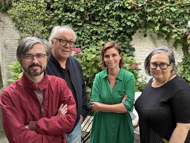 4 mensen poseren op foto