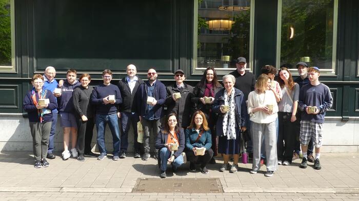Groep mensen poseert