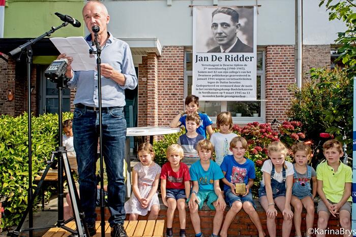 Man spreekt vanop geïmproviseerd podium.