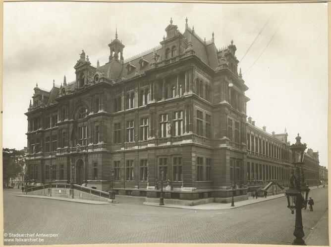 Zwart-witfoto van gebouw