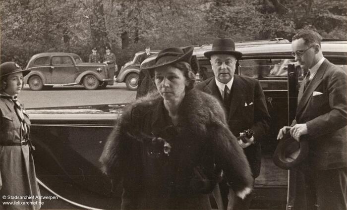 Vrouw en man wandelen weg bij auto