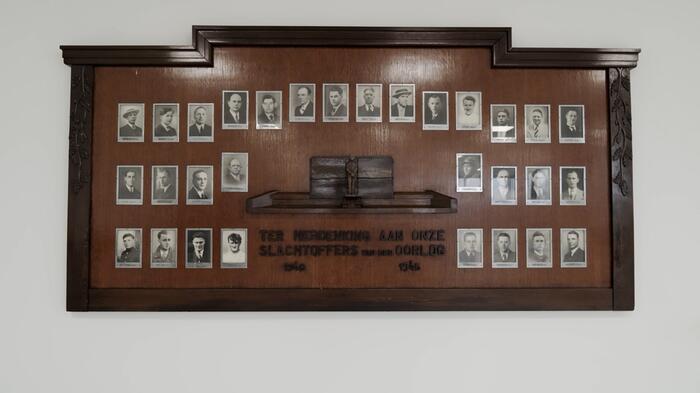 Houten bord met foto's erop