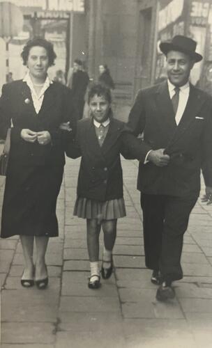 2 volwassenen en een kind op straat