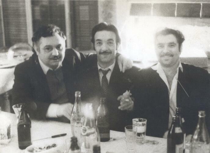 3 mannen aan een tafel